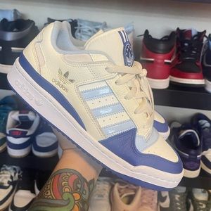 adidas Originals Forum Low CL in cream white/ludid blue